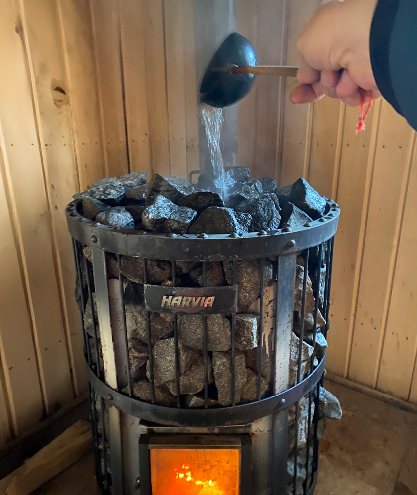 Jak polewać kamienie w saunie wodą, aby wytworzyć parę?